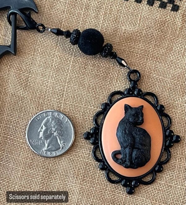 “Binx” cabochon scissor fob-Large